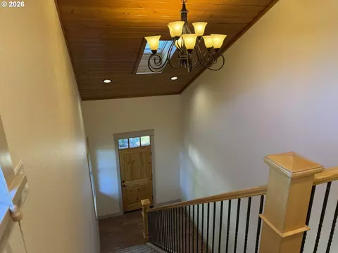 Entry Way - 1610 38th Loop, Florence, OR 97439 photo 2 of 6