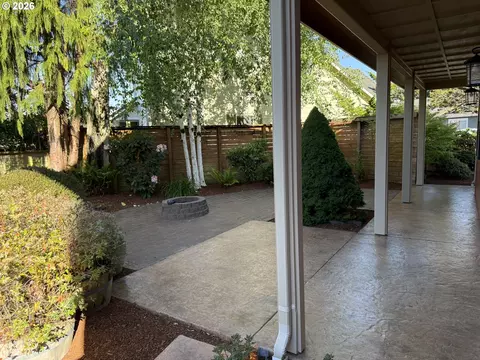 Exterior - 1610 38th Loop, Florence, OR 97439 photo 6 of 8