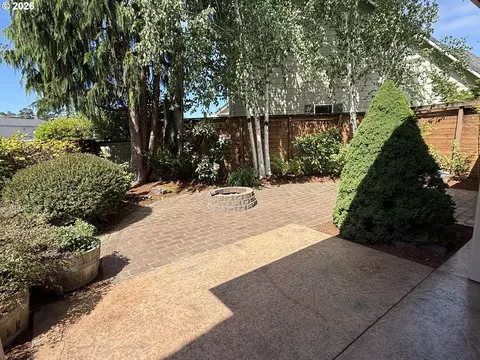 Exterior - 1610 38th Loop, Florence, OR 97439 photo 4 of 8
