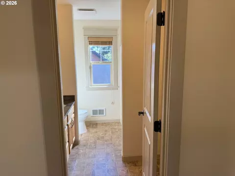 Entry Way - 1610 38th Loop, Florence, OR 97439 photo 6 of 6