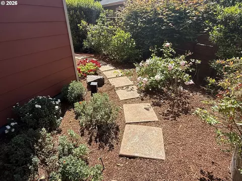 Exterior - 1610 38th Loop, Florence, OR 97439 photo 7 of 8