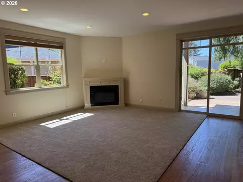 Living - 1610 38th Loop, Florence, OR 97439 photo 2 of 6