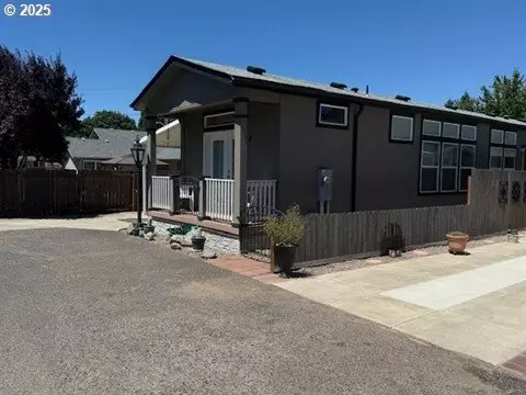 1200 Sheraton Dr #4, Eugene, OR 97401