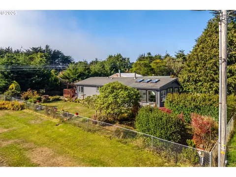 775 10th St SE, Bandon, OR 97411