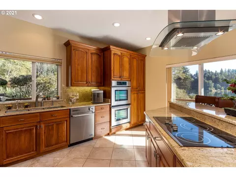Kitchen - 70946 Devore Arm Rd, Lakeside, OR 97449 photo 4 of 5