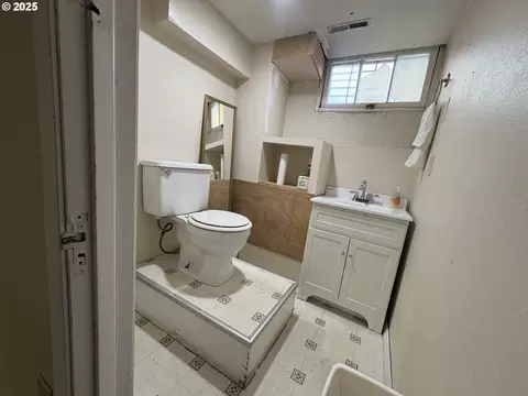 Bath - 960970 W 7th Ave, Eugene, OR 97402 photo 2 of 2