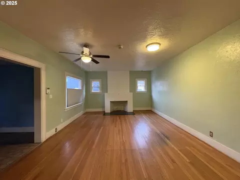 Living - 960970 W 7th Ave, Eugene, OR 97402 photo 1 of 6