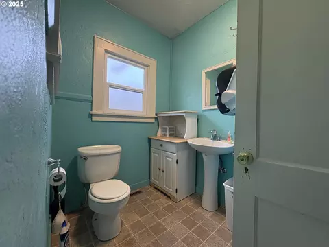 Bath - 960970 W 7th Ave, Eugene, OR 97402 photo 1 of 2