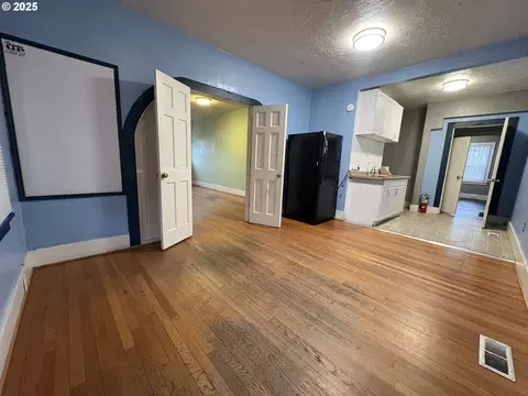 Living - 960970 W 7th Ave, Eugene, OR 97402 photo 4 of 6
