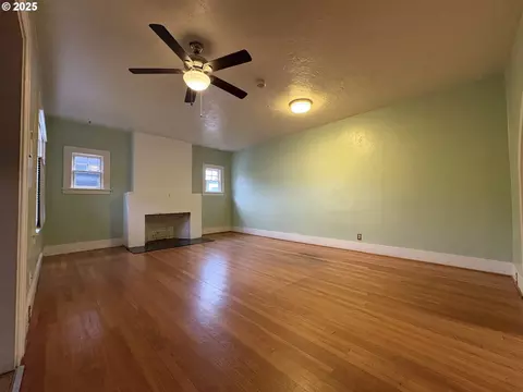 Living - 960970 W 7th Ave, Eugene, OR 97402 photo 2 of 6