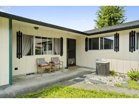 Exterior - 160 W Berkeley St, Gladstone, OR 97027 photo 1 of 3