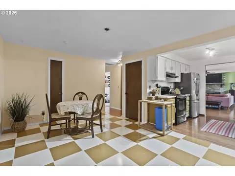 Dining - 160 W Berkeley St, Gladstone, OR 97027 photo 3 of 3