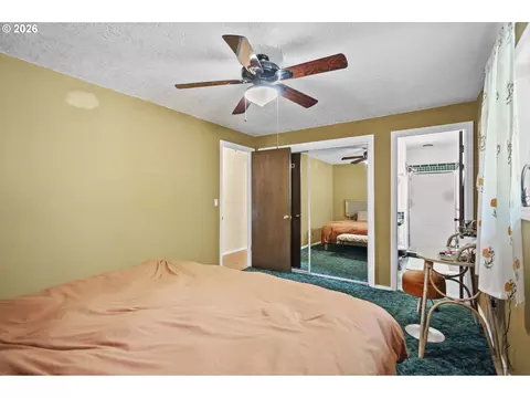 Bedroom - 160 W Berkeley St, Gladstone, OR 97027 photo 2 of 4