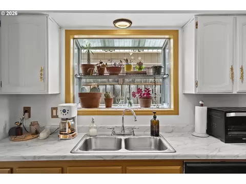 Kitchen - 160 W Berkeley St, Gladstone, OR 97027 photo 4 of 5