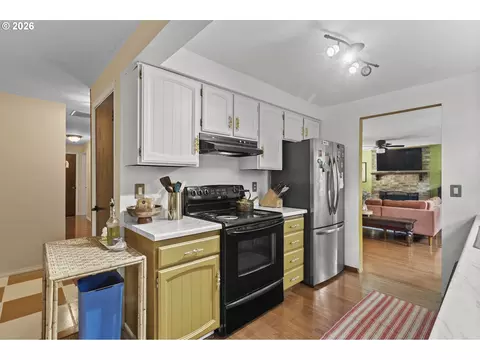 Kitchen - 160 W Berkeley St, Gladstone, OR 97027 photo 2 of 5
