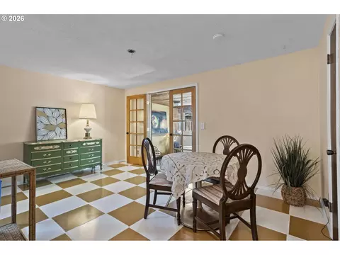 Dining - 160 W Berkeley St, Gladstone, OR 97027 photo 1 of 3