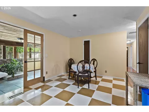 Dining - 160 W Berkeley St, Gladstone, OR 97027 photo 2 of 3