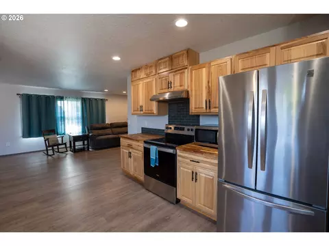 Kitchen - 2897 Game Farm Rd, Springfield, OR 97477 photo 4 of 7