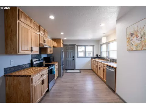 Kitchen - 2897 Game Farm Rd, Springfield, OR 97477 photo 1 of 7