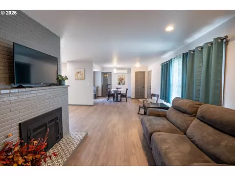 Living - 2897 Game Farm Rd, Springfield, OR 97477 photo 3 of 5