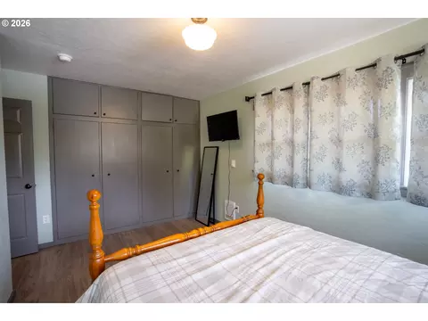 Bedroom - 2897 Game Farm Rd, Springfield, OR 97477 photo 3 of 7