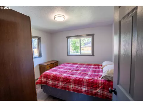 Bedroom - 2897 Game Farm Rd, Springfield, OR 97477 photo 6 of 7