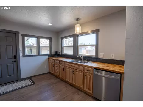 Kitchen - 2897 Game Farm Rd, Springfield, OR 97477 photo 3 of 7