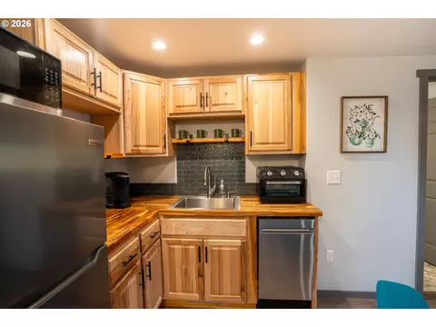 Kitchen - 2897 Game Farm Rd, Springfield, OR 97477 photo 7 of 7
