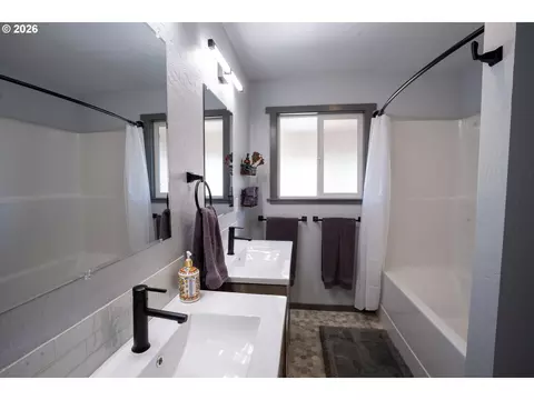 Bath - 2897 Game Farm Rd, Springfield, OR 97477 photo 1 of 4