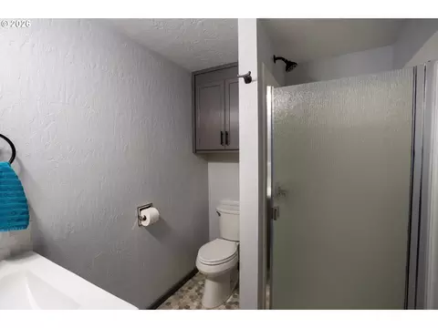 Bath - 2897 Game Farm Rd, Springfield, OR 97477 photo 3 of 4