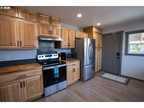 Kitchen - 2897 Game Farm Rd, Springfield, OR 97477 photo 2 of 7