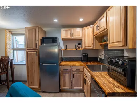 Kitchen - 2897 Game Farm Rd, Springfield, OR 97477 photo 6 of 7