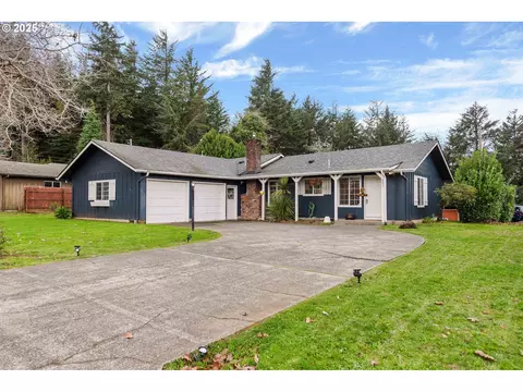 885 Oakway Dr, Coos Bay, OR 97420