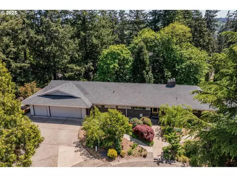 7580 Ridge Dr, Gladstone, OR 97027