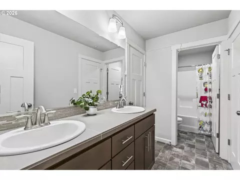 Bath - 6417 N 87th Ct, Camas, WA 98607 photo 1 of 4