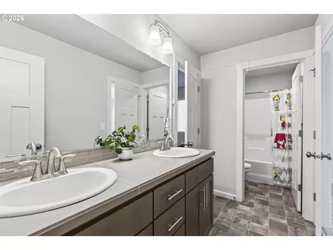 Bath - 6417 N 87th Ct, Camas, WA 98607 photo 2 of 4