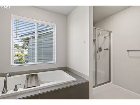 Bath - 6417 N 87th Ct, Camas, WA 98607 photo 4 of 4