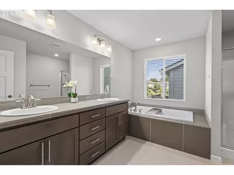 Bath - 6417 N 87th Ct, Camas, WA 98607 photo 3 of 4