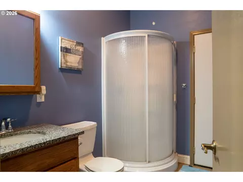 Bath - 78639 Tyler Ln, Boardman, OR 97818 photo 1 of 6