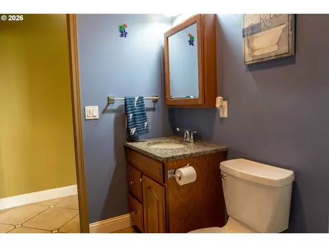Bath - 78639 Tyler Ln, Boardman, OR 97818 photo 2 of 6