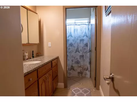 Bath - 78639 Tyler Ln, Boardman, OR 97818 photo 6 of 6