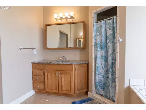 Bath - 78639 Tyler Ln, Boardman, OR 97818 photo 4 of 6