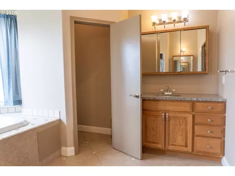 Bath - 78639 Tyler Ln, Boardman, OR 97818 photo 5 of 6