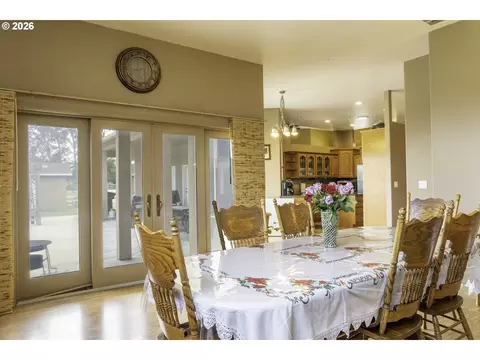 Dining - 78639 Tyler Ln, Boardman, OR 97818 photo 3 of 3