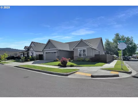 1004 S 46th St, Springfield, OR 97478