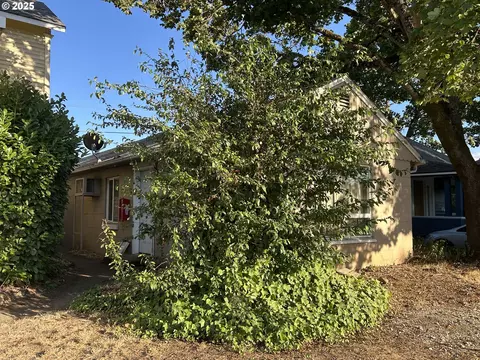 1547 SE Pine St, Roseburg, OR 97470