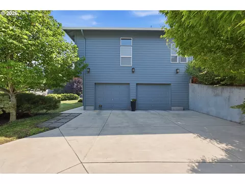 Exterior - 3387 Bentley Ave, Eugene, OR 97405 photo 4 of 14