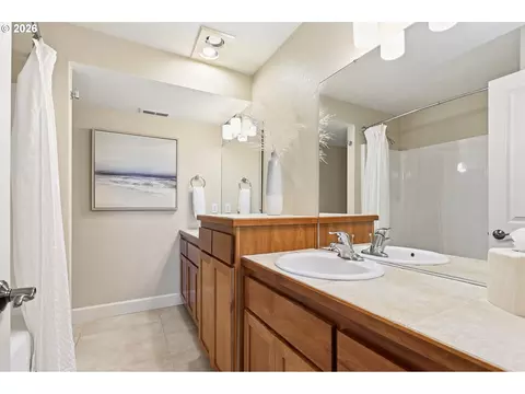 Bath - 3387 Bentley Ave, Eugene, OR 97405 photo 5 of 6