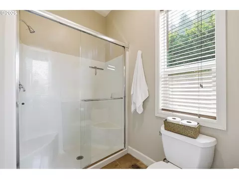 Bath - 3387 Bentley Ave, Eugene, OR 97405 photo 3 of 6