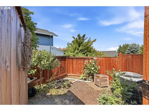 Exterior - 3387 Bentley Ave, Eugene, OR 97405 photo 12 of 14